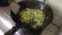 口感丰厚的青椒炒毛豆做法图解7)