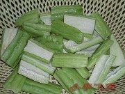 诱人的鸡蛋花凉瓜猪骨汤做法图解2)
