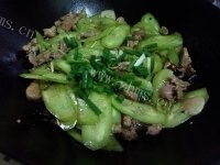质嫩爽口的黄瓜炒肉做法图解7)