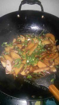 家常菜五花肉炖土豆做法图解4)