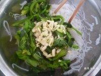 家常菜凉拌菠菜粉丝做法图解7)