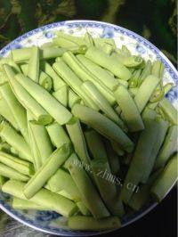 色泽鲜亮的清炒四季豆做法图解1)