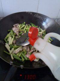 #爱美食#蒜薹炒肉做法图解7)