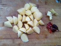 十分诱人的排骨炖土豆的做法图解三