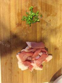 家常菜蒜苔炒肉做法图解2)