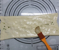 热腾腾的葱油花卷做法图解8)