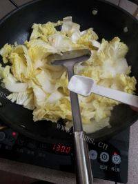 家常菜炒大白菜做法图解5)