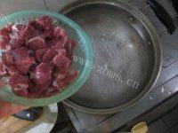 自制土豆烧牛腩做法图解2)