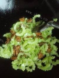 美味的苦瓜炒肉做法图解7)