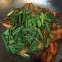 色香味浓的蒜苗炒五花肉做法图解7)