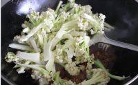 家常菜花菜炒肉片做法图解7)