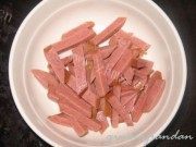 家常菜香肠炒蕨菜做法图解2)