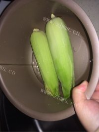 独特的水煮玉米做法图解3)