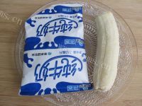 自制香蕉奶昔做法图解1)
