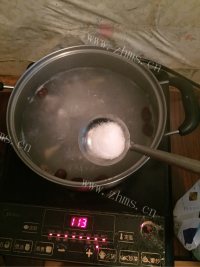 特色美食木瓜炖排骨做法图解4)