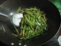 「念念不忘」芹菜炒肉做法图解8)