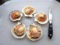 色味俱佳的蒜蓉粉丝蒸扇贝做法图解4)