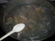 营养丰富的泥鳅豆腐汤做法图解5)