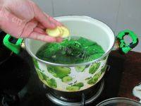 美味的芥菜咸蛋汤做法图解7)