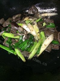 家常青蒜炒羊血做法图解5)