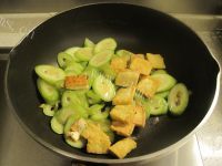 特色美食丝瓜烧豆腐做法图解6)