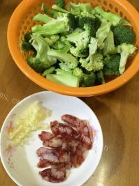 家常菜腊肠炒西兰花做法图解2)