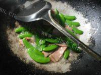美味的培根炒甜豆做法图解6)