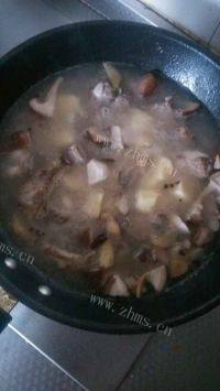 家常菜排骨炖土豆做法图解4)
