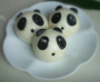 萌萌哒熊猫紫薯包做法图解15)