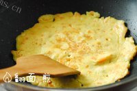 美味胡萝卜山药鸡蛋饼做法图解10)