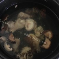美味的鸡腿香菇汤做法图解6)