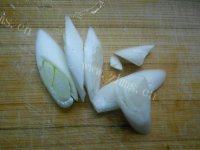 简易的西兰花炒香肠做法图解4)