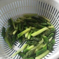 美味的芦笋炒大虾做法图解3)