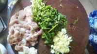 家常菜芹菜炒肉做法图解1)
