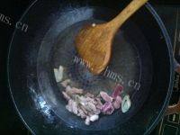家常菜肉炒芹菜做法图解3)