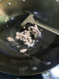 美味的羊角豆炒肉做法图解5)