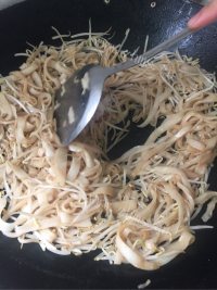 美味的湿炒牛河做法图解7)