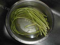 家常菜芹菜炒肉做法图解2)