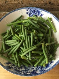 诱人的蒜苔炒肉做法图解1)