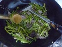 家常咸肉炒蒜薹做法图解6)