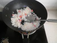自己做的火腿肠蛋炒饭做法图解8)