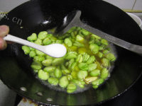 家常菜韭菜炒蚕豆做法图解6)