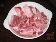 美味的秀珍菇排骨汤做法图解2)