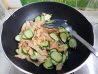家常菜黄瓜炒豆皮做法图解7)