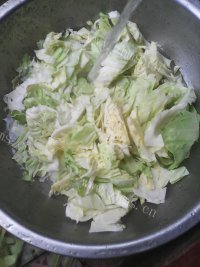 家常菜虾皮炒包菜做法图解1)