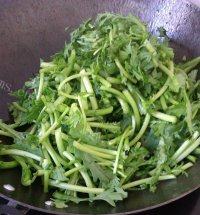 家常菜蒜炒茼蒿做法图解4)