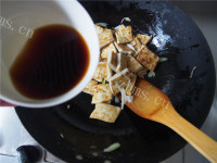 家常菜葱烧豆腐做法图解6)