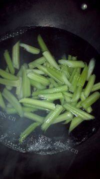 意犹未尽的芹菜炒鸡蛋做法图解7)