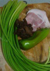 家常菜蒜薹木耳炒肉丝做法图解1)