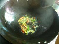 家常菜芹菜炒腊肉做法图解5)
